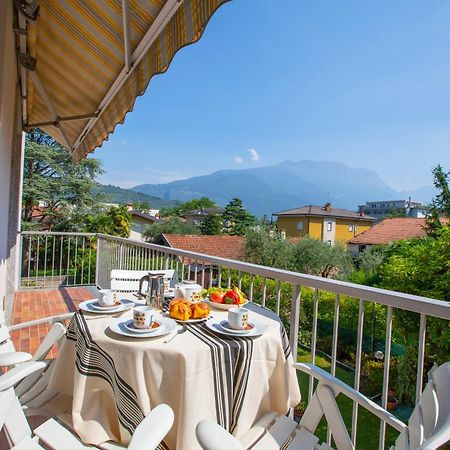 Appartamento Emma - Happy Rentals Riva del Garda Bagian luar foto