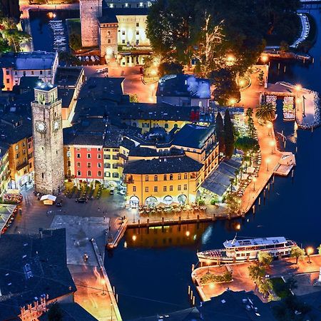 Appartamento Emma - Happy Rentals Riva del Garda Bagian luar foto