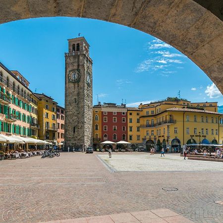 Appartamento Emma - Happy Rentals Riva del Garda Bagian luar foto