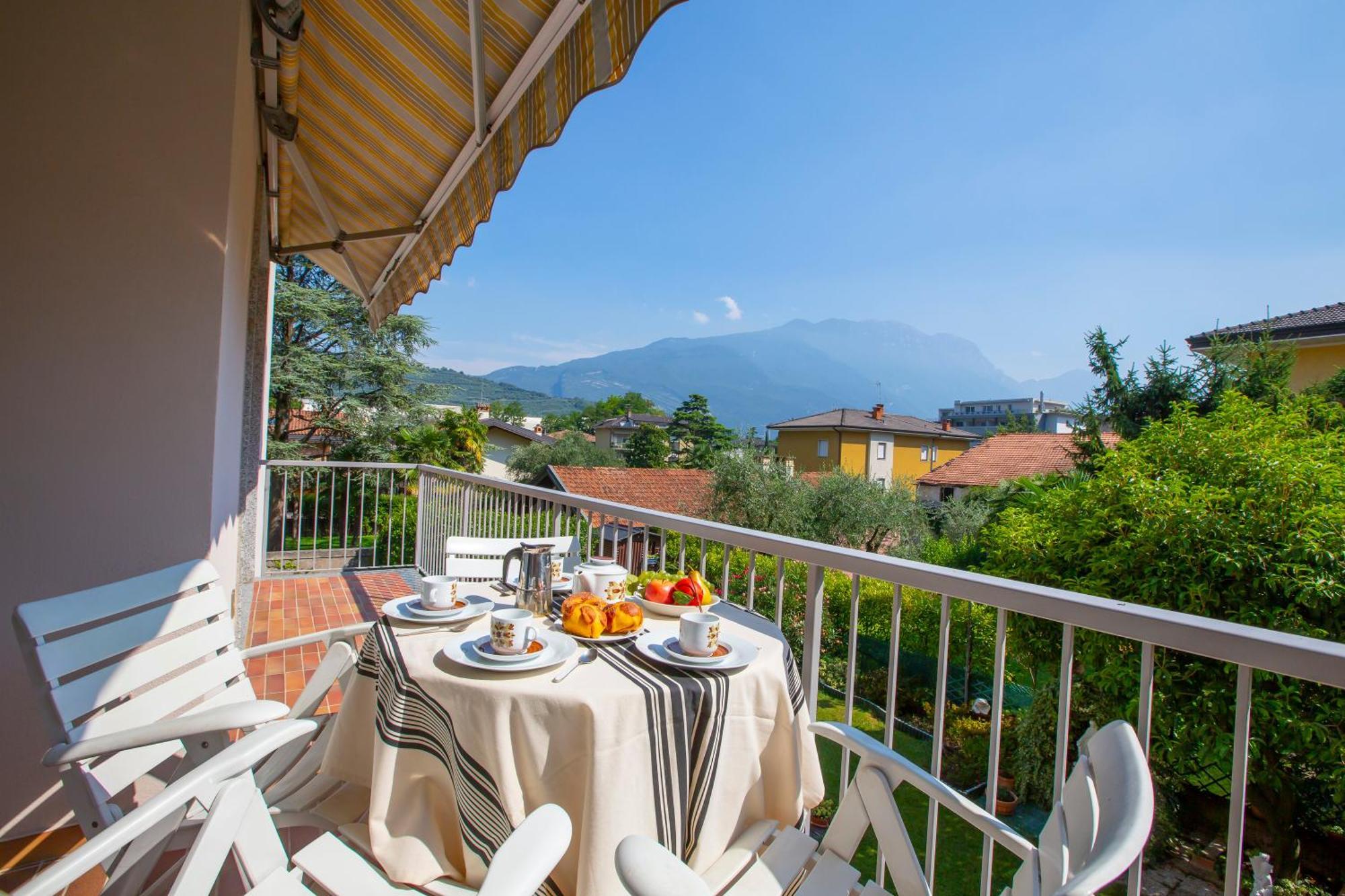 Appartamento Emma - Happy Rentals Riva del Garda Bagian luar foto