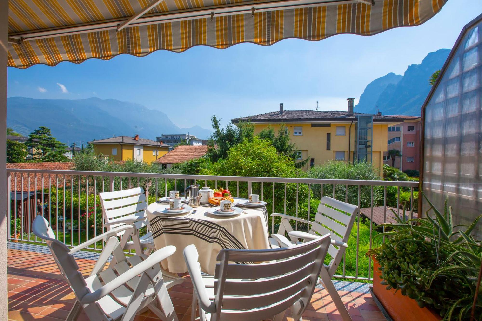 Appartamento Emma - Happy Rentals Riva del Garda Bagian luar foto